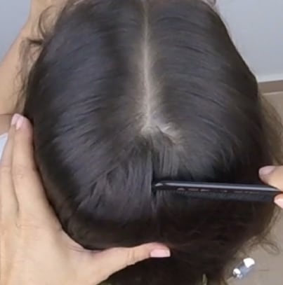 Raya que divide el cabello en 2 partes