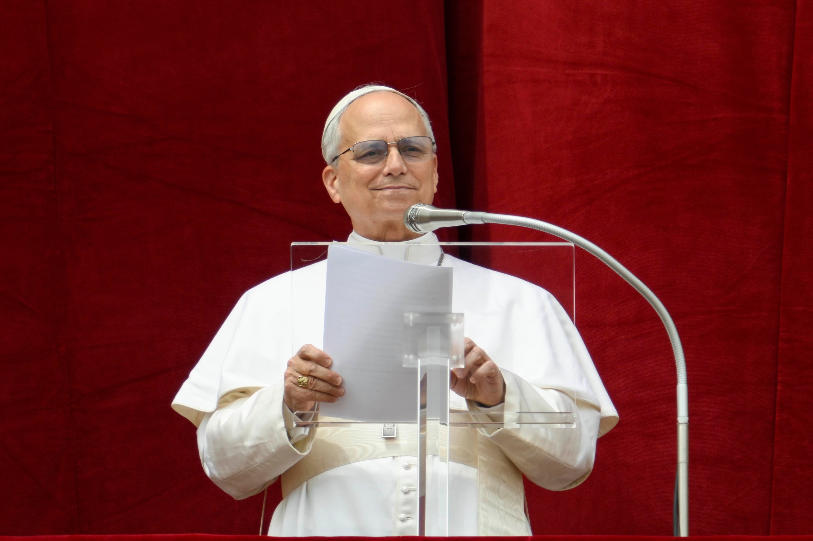 El Vaticano revela el escudo y lema oficial del papa León XIV