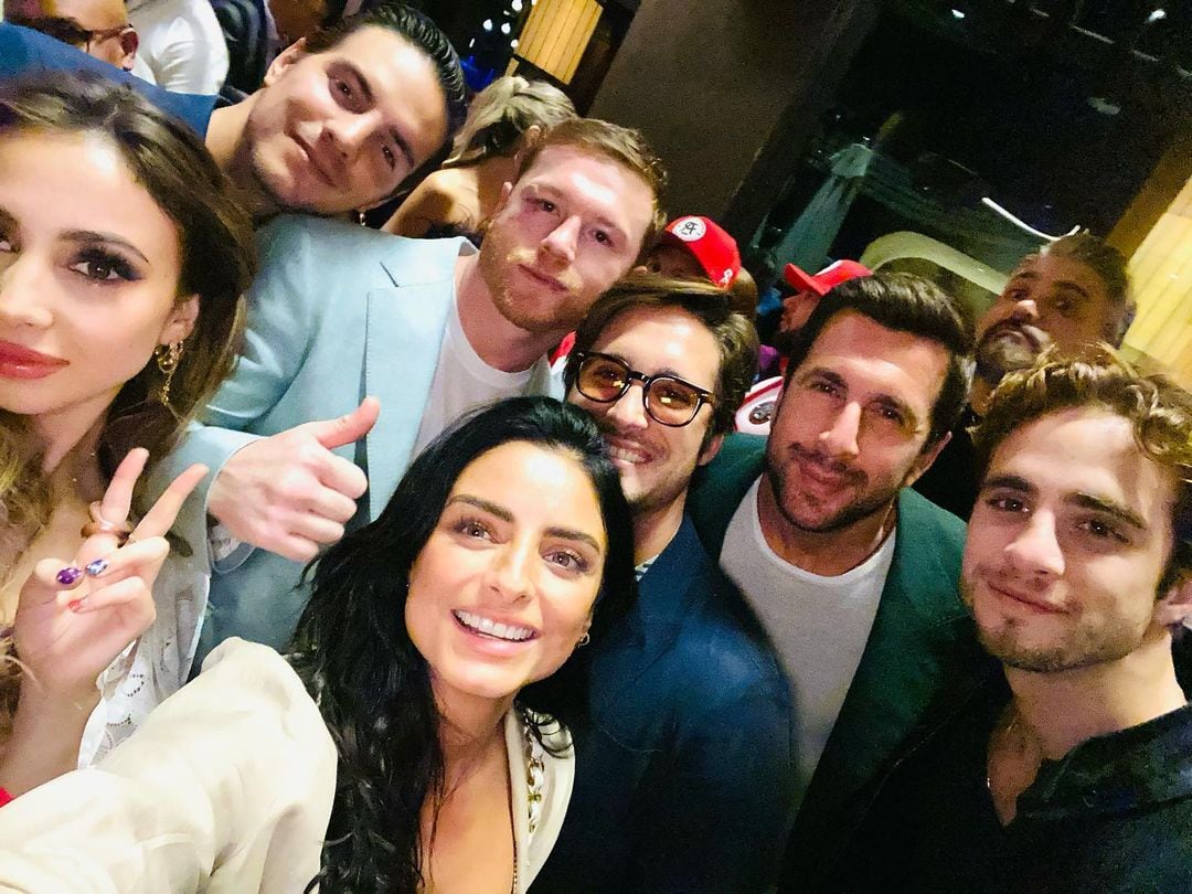 Aislinn Derbez con sus amigos