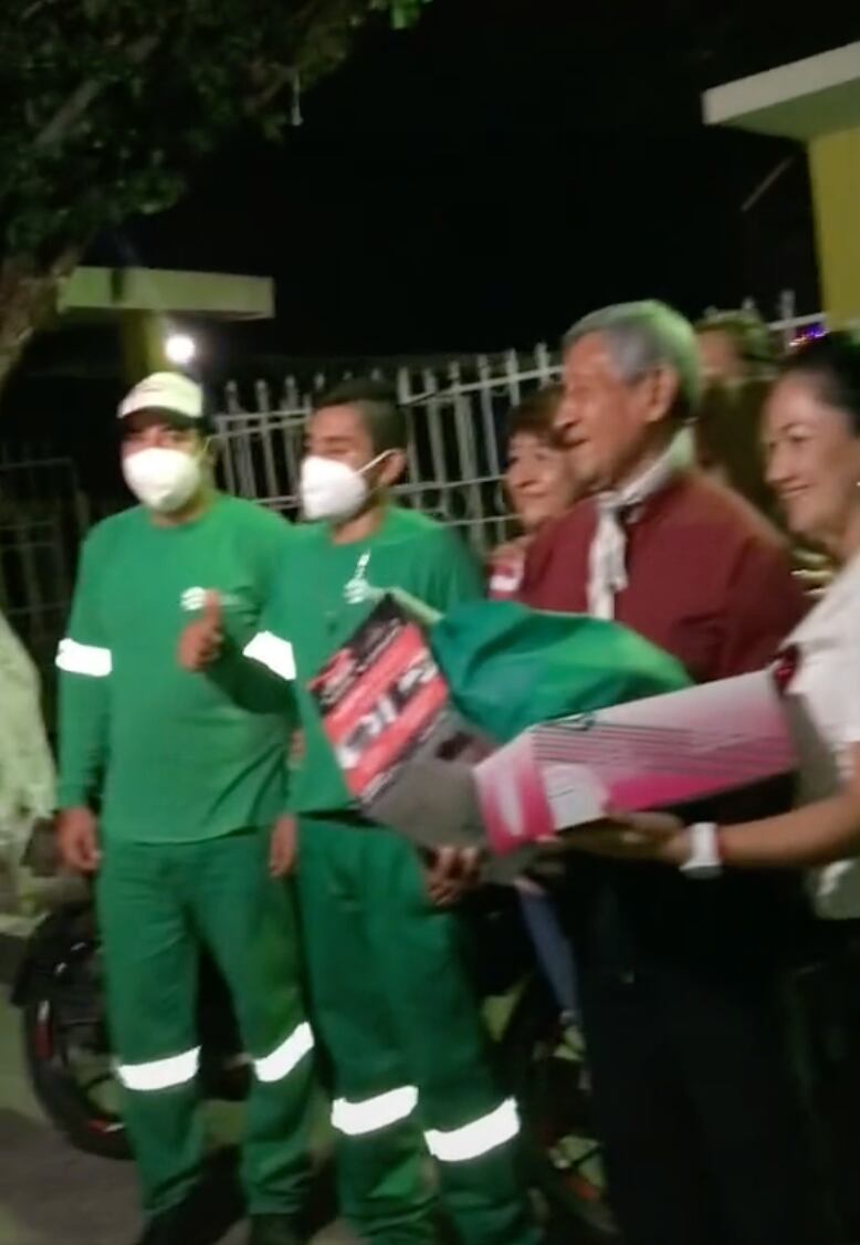Recibe regalos de recolectores de basura