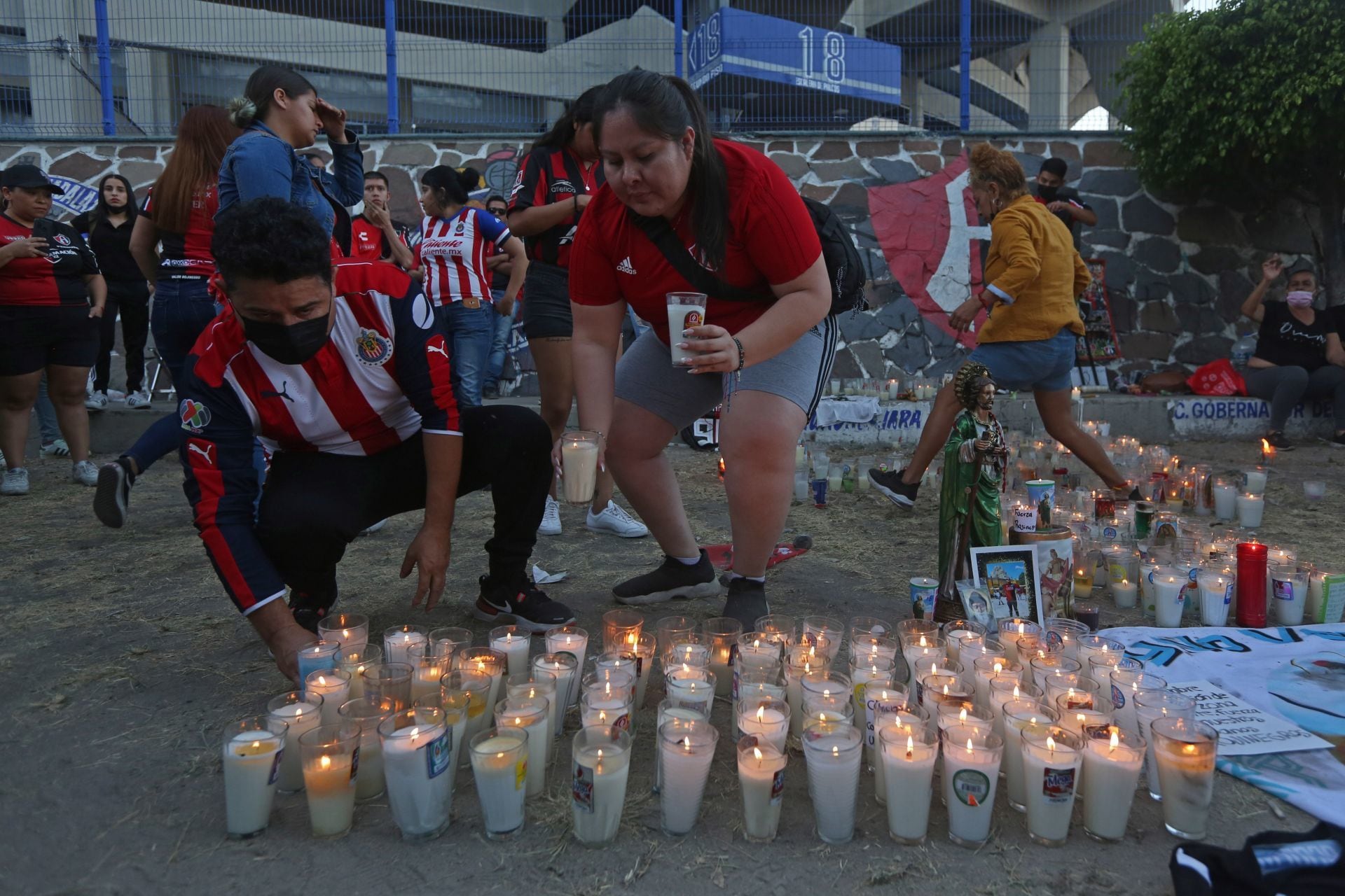 Aficionados del Atlas encienden veladoras en el estadio Jalisco tras la trifulca en el estadio La Corregidora, Querétaro