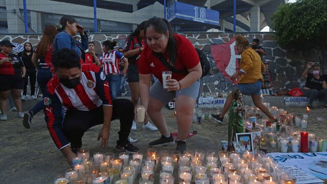 Aficionados del Atlas encienden veladoras en el estadio Jalisco tras la trifulca en el estadio La Corregidora, Querétaro