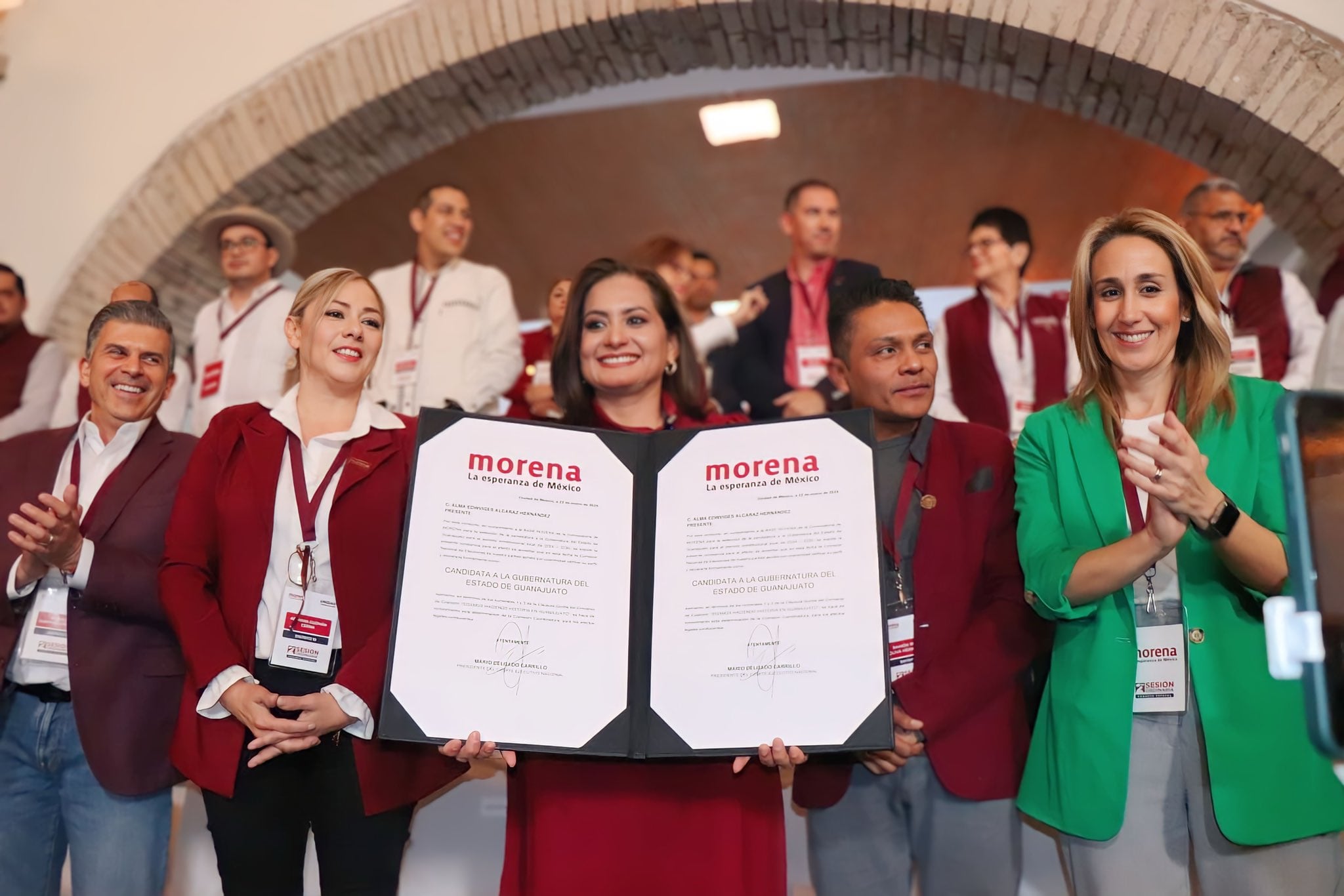 Alma Alcaraz recibe constancia como candidata de Morena en Guanajuato y se lanza contra gobiernos panistas