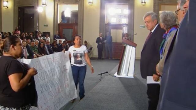 En medio de la sorpresa e incomodidad de integrantes del gobierno por los gritos, Obrador justificó a las demandantes