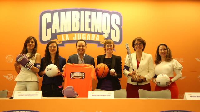 Clemente Castañeda presenta "Cambiemos la Jugada" en compañía de senadoras y deportistas
