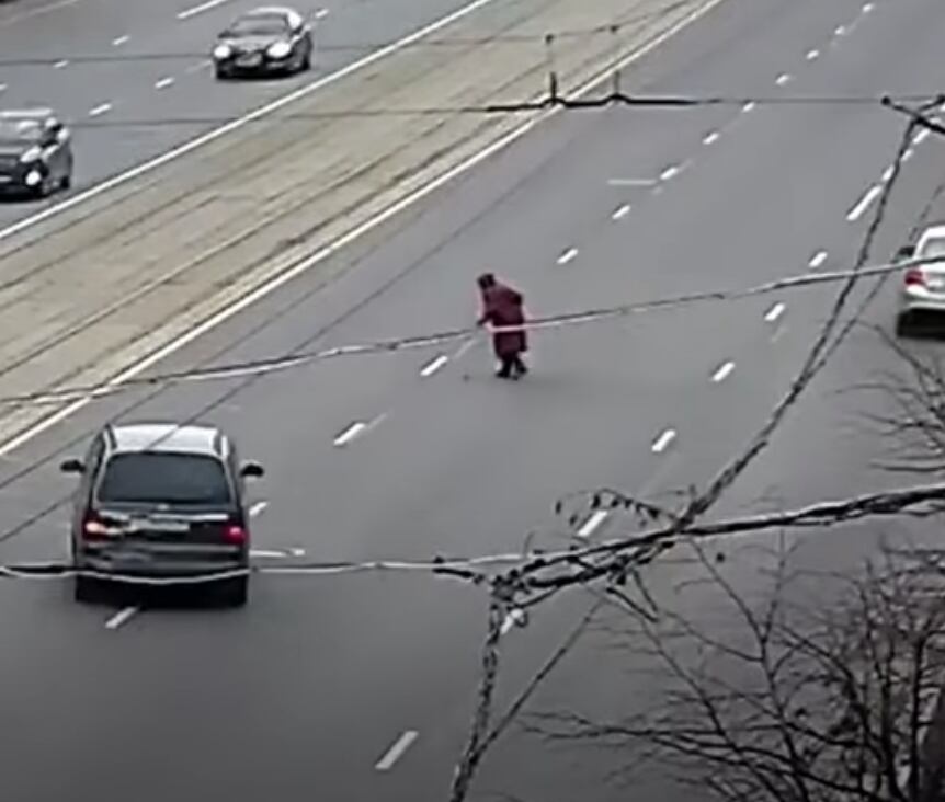Bomberos bloquean carretera para que abuelita pueda cruzar