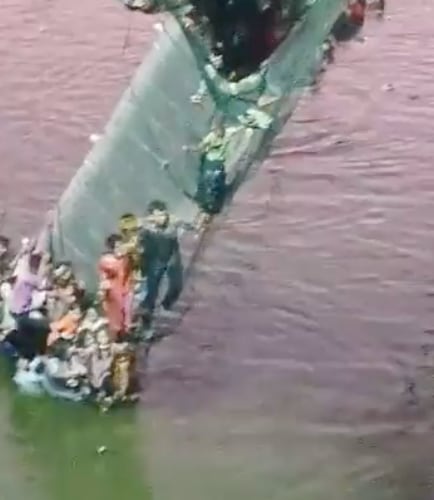 Colapsa puente en la India