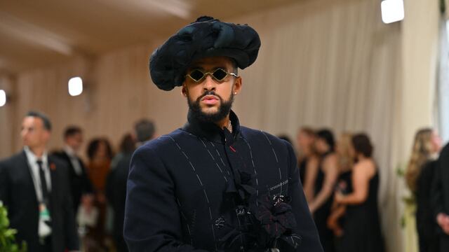 Bad Bunny deslumbra con traje sastre y zapatos de pezuña en la Met Gala 2024
