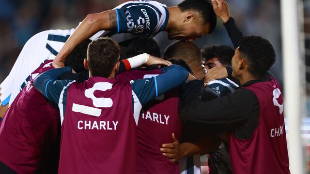 Pachuca celebra gol.
