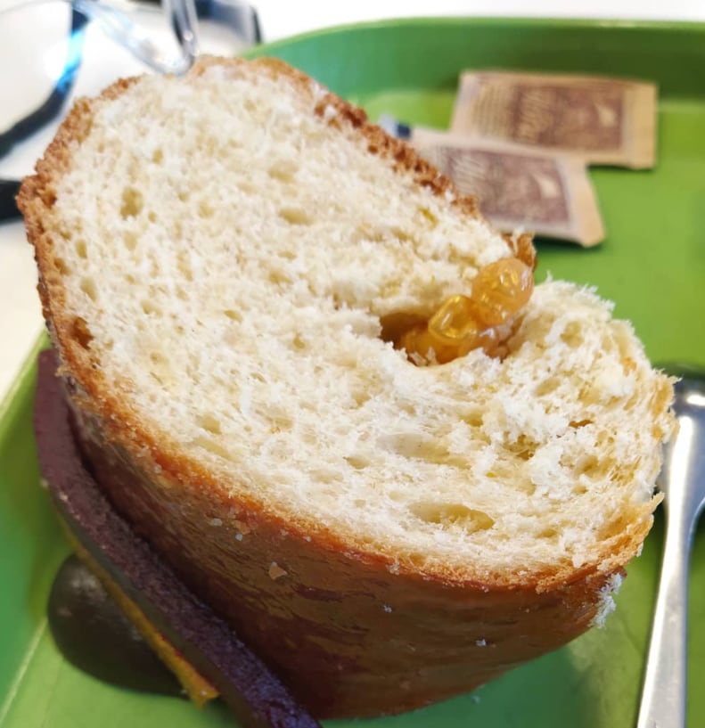 Rebanada de Rosca de Reyes con muñequito
