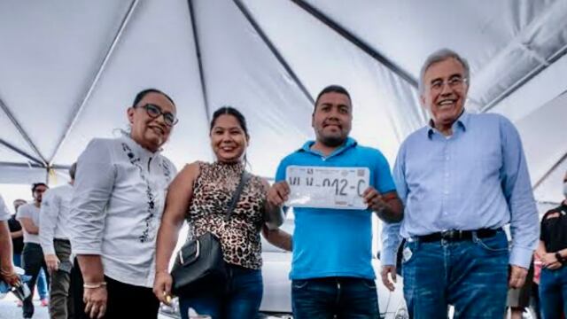 Entrega de placas por parte del Gobernador Rubén Rocha Moya.
