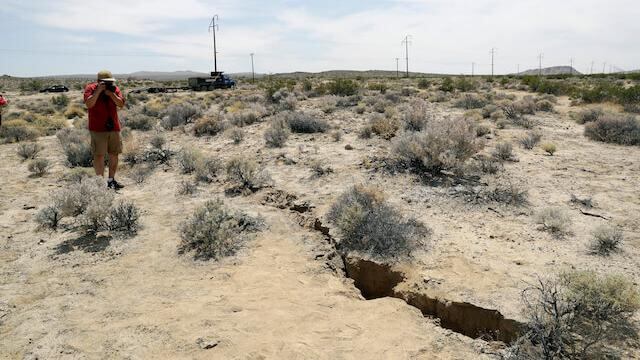 Grieta se abre tras terremoto de 7.1 en California