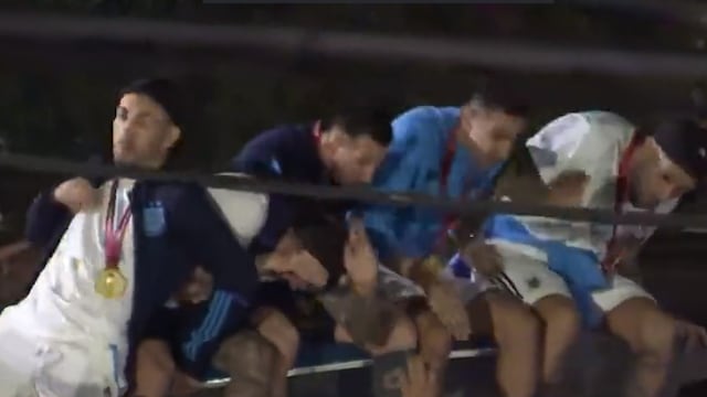 Lionel Messi y sus compañeros esquivan cable