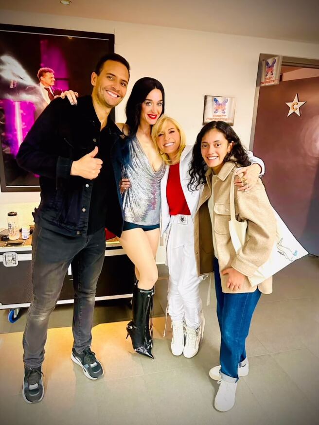 Yuri y su familia con Katy Perry