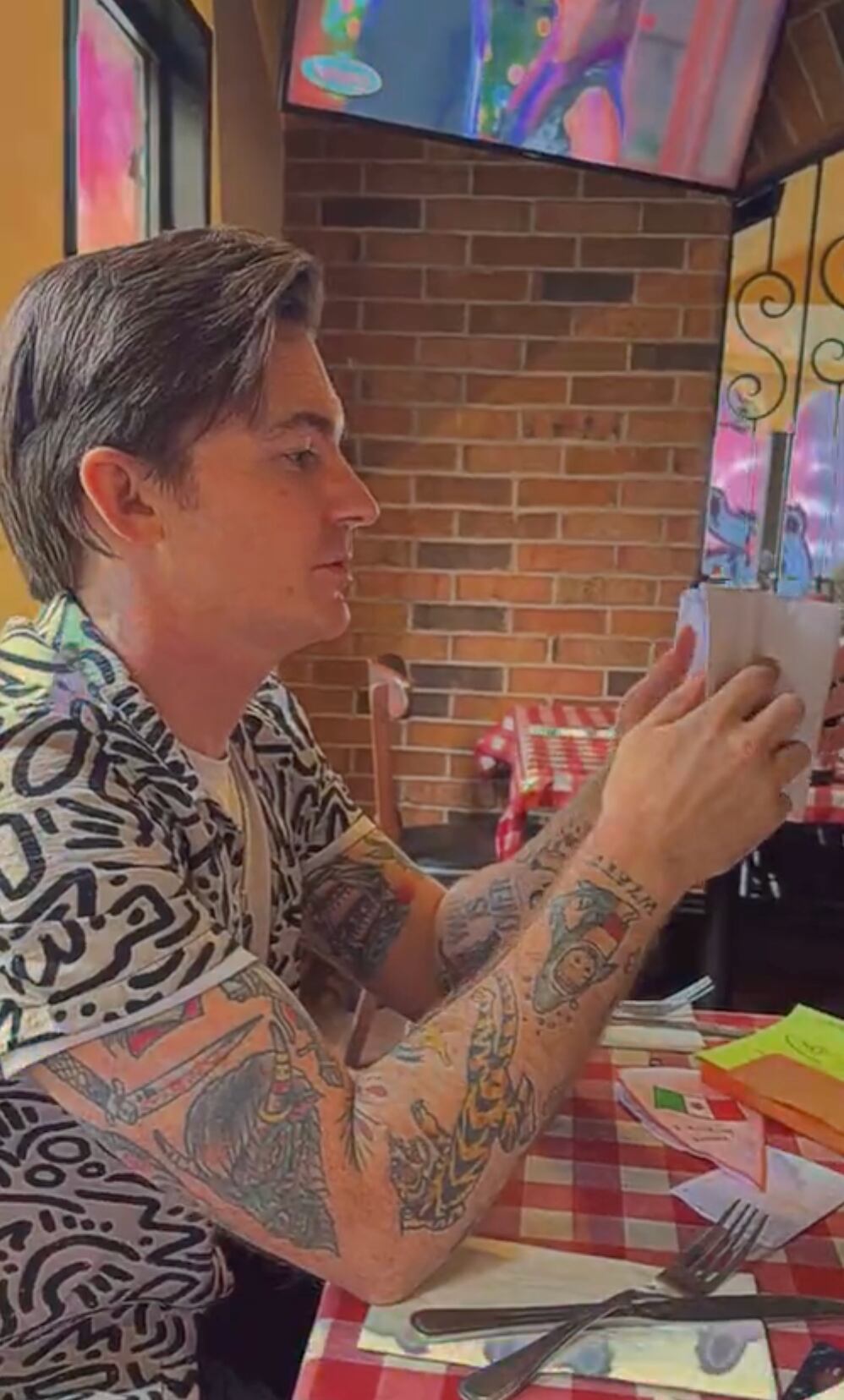 Drake Bell lee las cartas de sus fans mexicanos mientras come en Italianni’s (VIDEO)