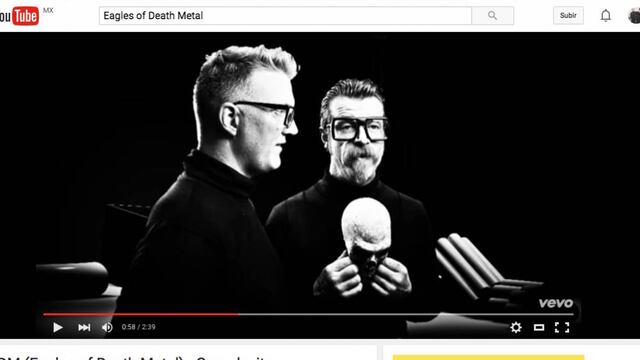 El concierto dado hoy en París, es parte del tour de la banda en Europa para promocionar su nuevo álbum "Zipper Down", el primero que publican en los últimos siete años.
