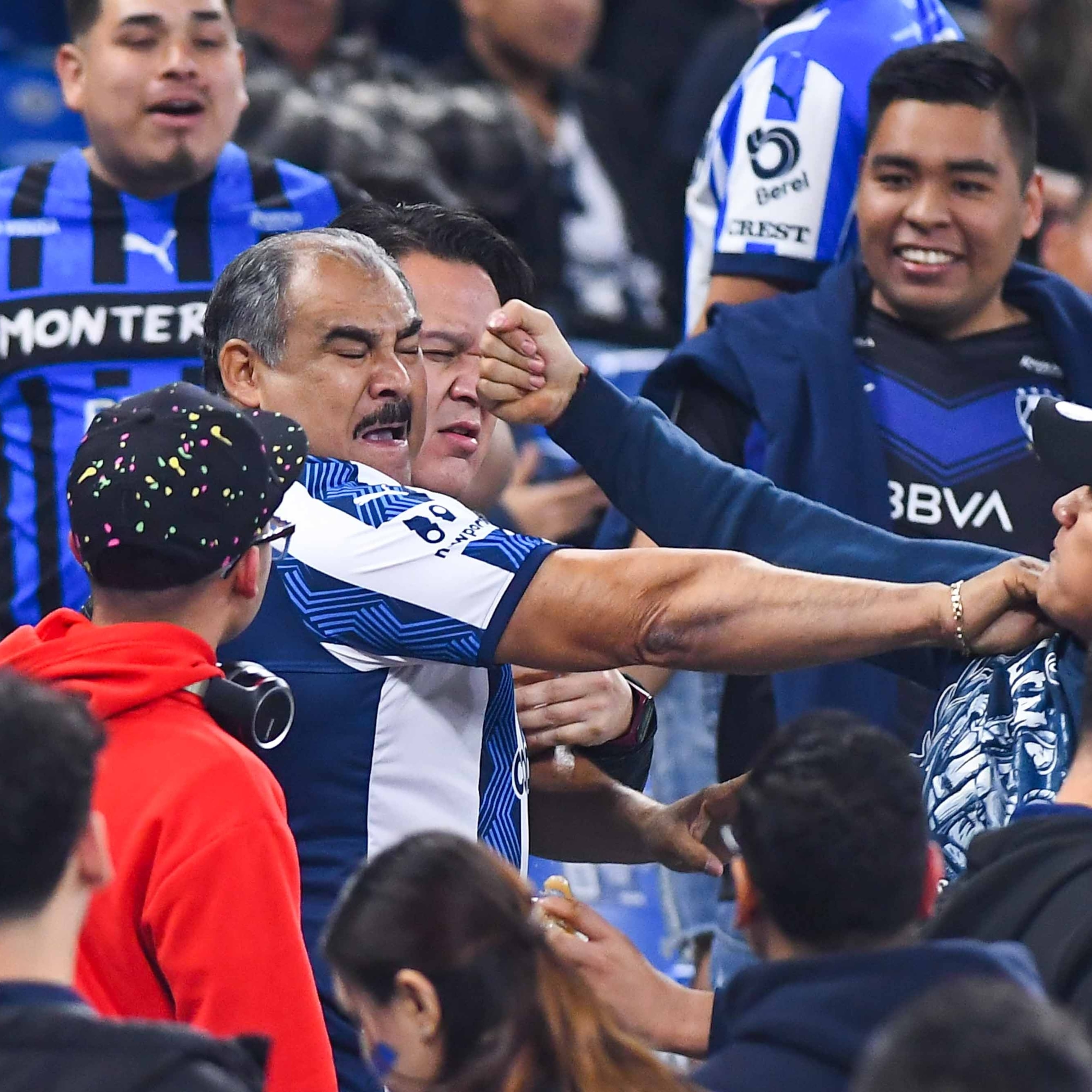 Reportan 14 detenidos tras riñas en el Estadio BBVA durante el Rayados ante Chivas