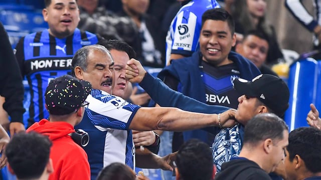 Reportan 14 detenidos tras riñas en el Estadio BBVA durante el Rayados ante Chivas.