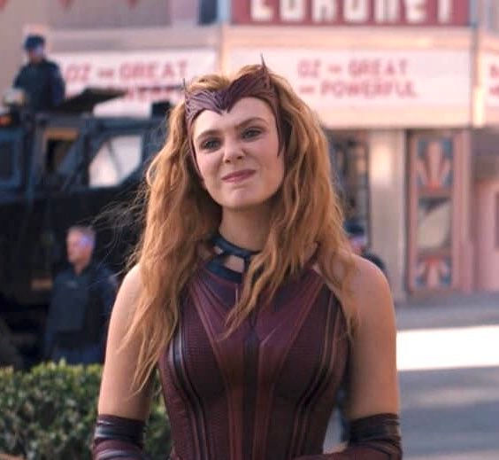 Elizabeth Olsen como Scarlet Witch