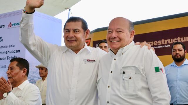 Alejandro Armenta recibió premio de Pemex a nombre de Puebla