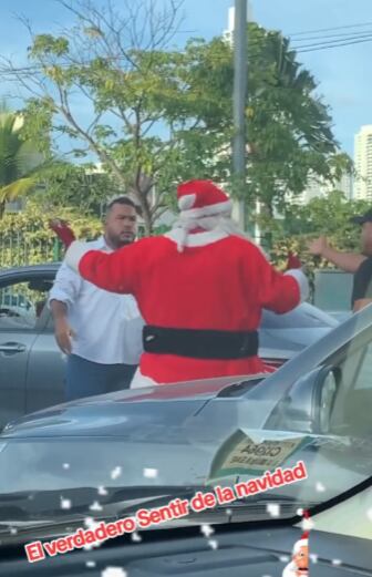 Santa Claus deteniendo pelea en el tráfico