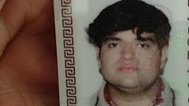 Posa para su fotografía del INE en estado de ebriedad.