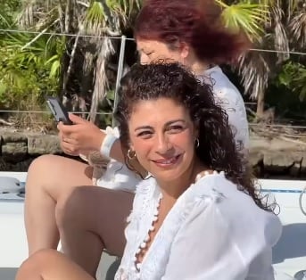 Anna Ferro tira las cenizas de Fernando del Solar al mar.