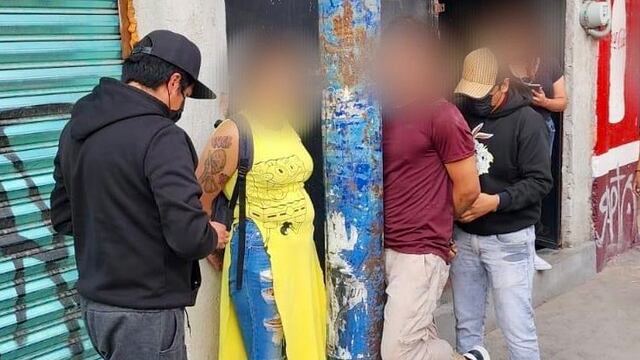 Amarran de un poste a pareja; los acusan de rateros