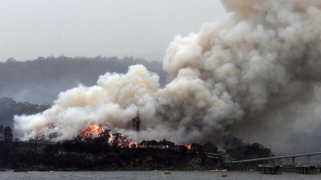 Servicios de emergencia combaten incendios en Australia.