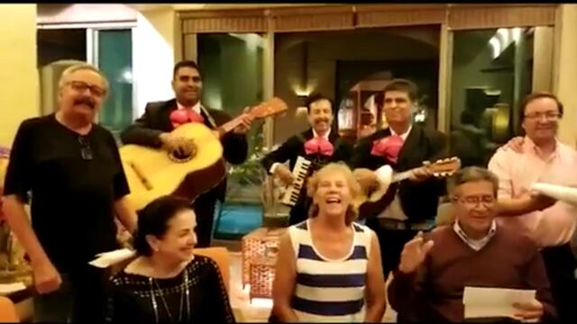 En el cumpleaños 65 de Andrés Manuel López Obrador un grupo de leales seguidores del presidente electo le ha cantado Las Mañanitas desde Guadalajara