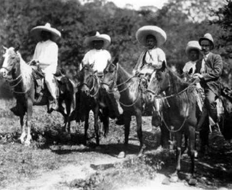 Próculo Capistrán y otros zapatistas con periodistas en El Jilguero