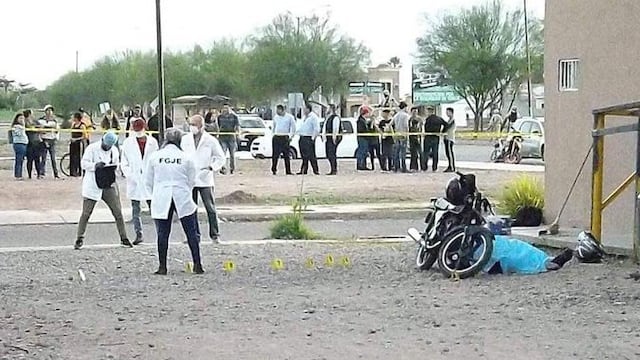 El joven de 13 años de edad perdió la vida, mientras que el padre huyó de la escena