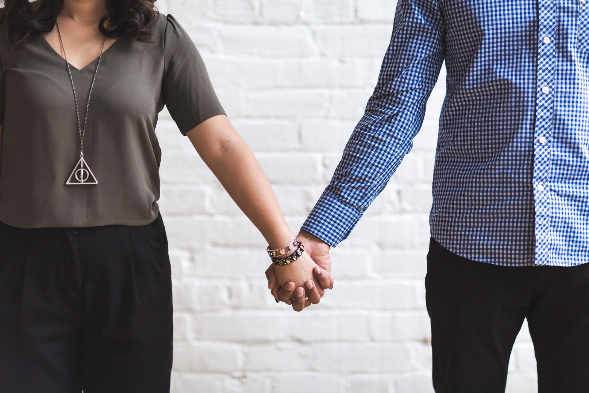Mujer y hombre tomados de la mano