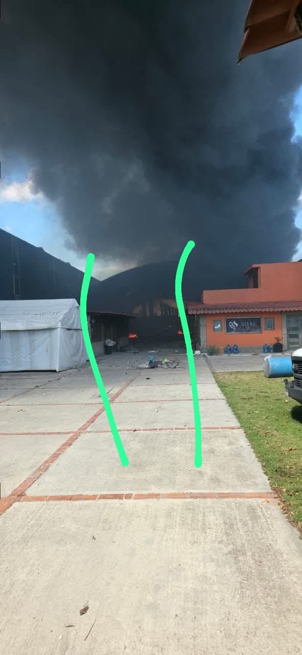 Avioneta cae en Toluca y moviliza a cuerpos de emergencia