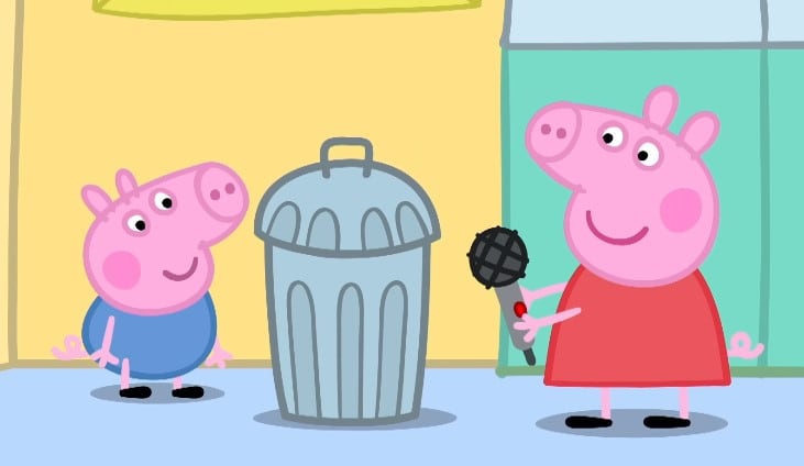 Peppa Pig y George juegan con un micrófono divertido