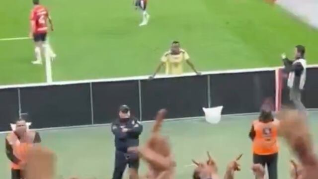 Fans de Chivas lanzaron insultos racistas contra Julián Quiñones