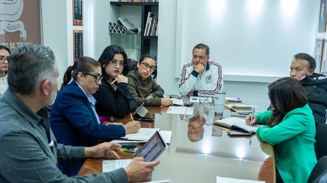 Ricardo Moreno abre diálogo sobre bodegas en colonia Independencia de Toluca.