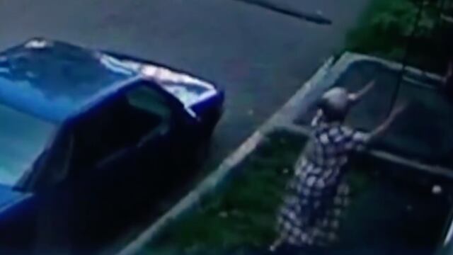 Mujer atrapa a bebé