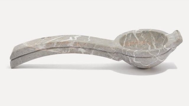 Exprimidor de limones causa revuelo por su alto costo