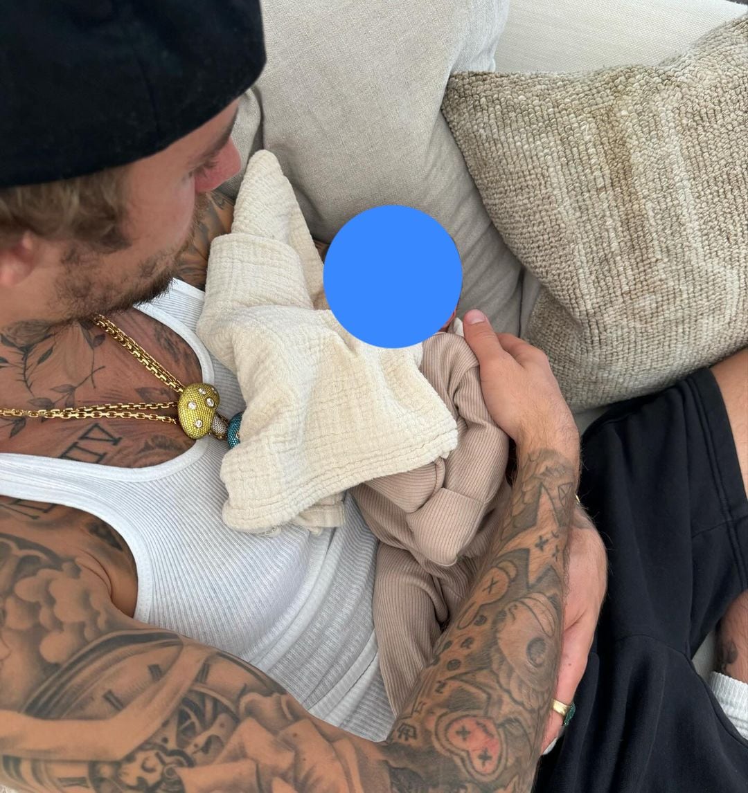 Justin Bieber cargando a un bebé