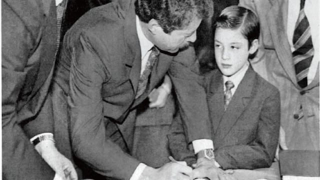 Luis Donaldo Colosio y su hijo en su registro presidencial en 1994