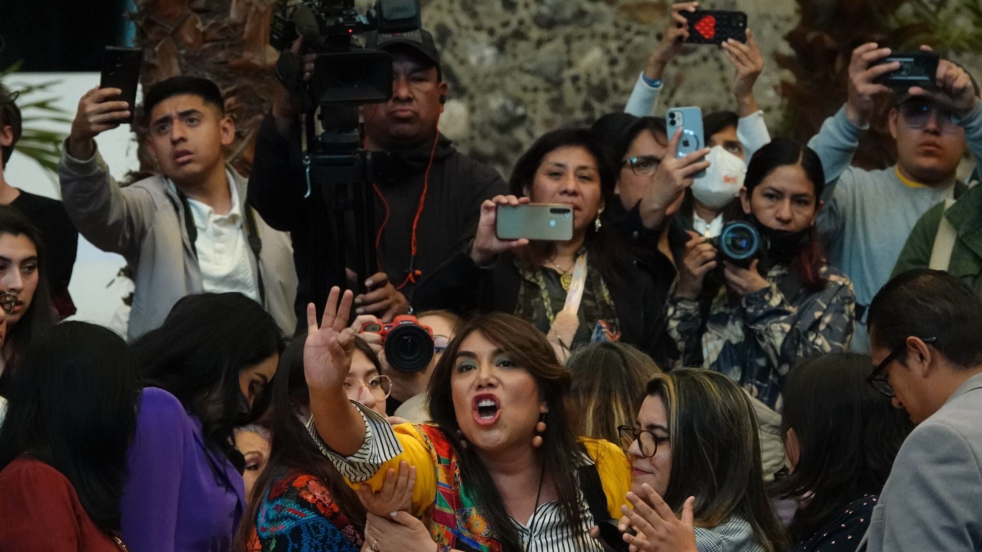 Bertha Alcalde Luján: Su primer discurso como fiscal de CDMX fue interrumpido por activista trans; fiscalía responde