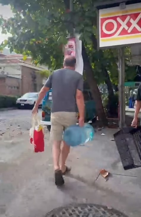 Extranjero robando en Oxxo de Puerto Vallarta