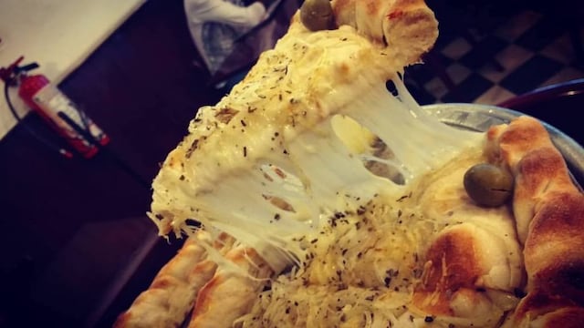 Pizza con tremendo queso.