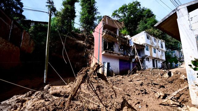 Deslave de cerro en Xalapa provoca la muerte de una familia