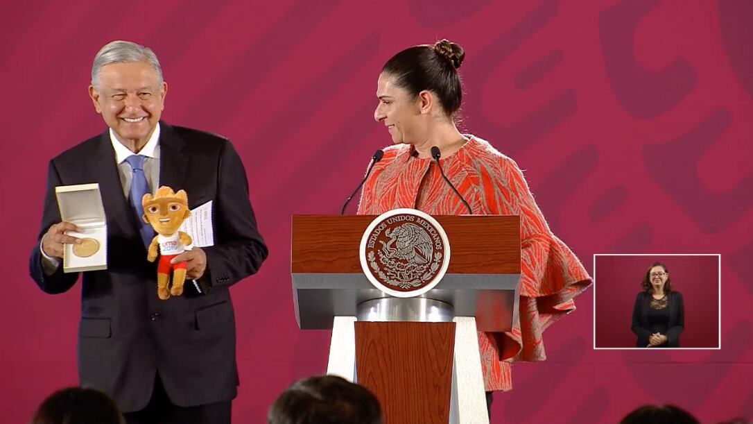 Ana Gabriela Guevara y AMLO. Entrega de medalla.