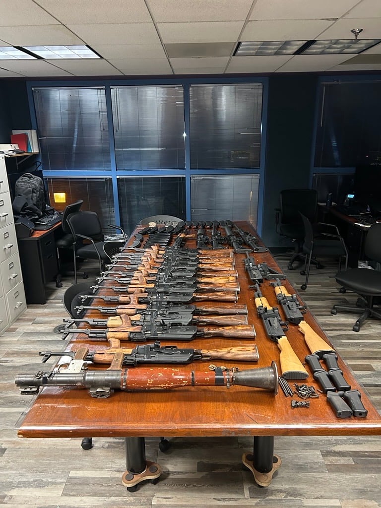 Agentes de Estados Unidos decomisan armas que venían a México