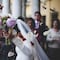 La corren de una boda por traer un vestido rojo y abre debate en redes