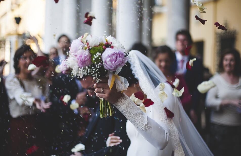 Novios saliendo de su boda