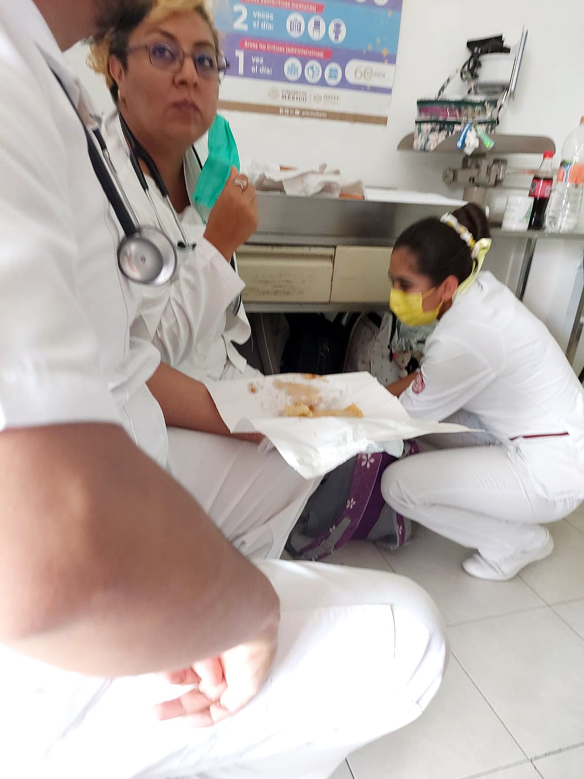 Enfermera Laura Hurtado Saavedra, come en el Centro de Esterilización y Equipos, lo cual prohíbe el reglamento